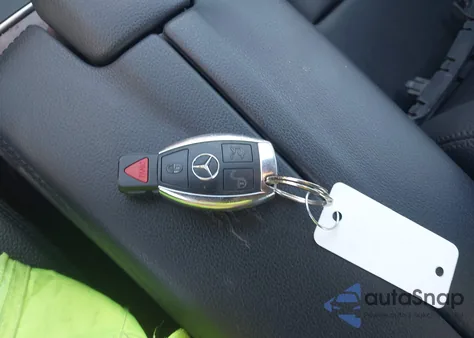 2013 Mercedes-Benz E 350 z USA, uszkodzony, nr VIN WDDHF5KB3DA767831